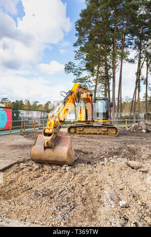 Giallo cingolati Caterpillar JCB JS130 LC impianto pesante escavatore escavatore cingolato con benna convogliatore ad RHS Gardens, Wisley, Surrey, Regno Unito Foto Stock