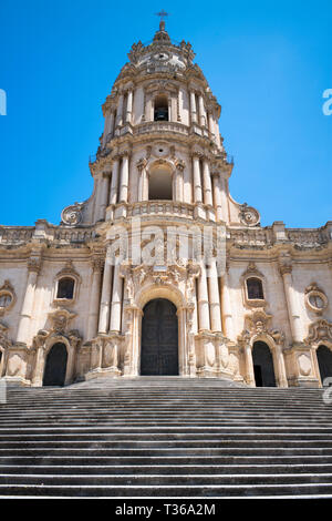 Vista in elevazione anteriore e la torre di di stile barocco della cattedrale di San Giorgio a Modica Alta città antica Sicilia sud orientale Foto Stock