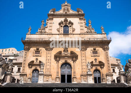 Vista in alzato frontale della chiesa cattedrale chiesa di San Pietro Apostolo nella chiesa antica città Modica Bassa, Sicilia Foto Stock