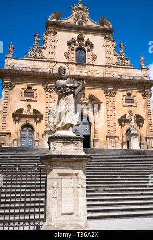 Statua di San Pietro e la vista in elevazione frontale della chiesa cattedrale chiesa di San Pietro Apostolo chiesa in Modica Bassa, Sicilia Foto Stock