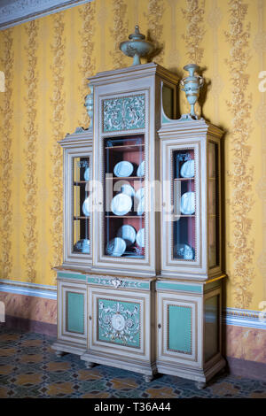 Comò con belle porcellane cinesi in camera di conversazione - Sala Gialla - Palazzo Nicolaci di Valladorata, Noto, Sicilia Foto Stock