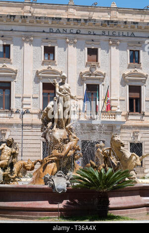 Fontana Diana - Fontana Diana - e Banco di Sicilia - Banco di Sicilia - in Piazza Archimede in Ortigia, Siracusa, Sicilia Foto Stock