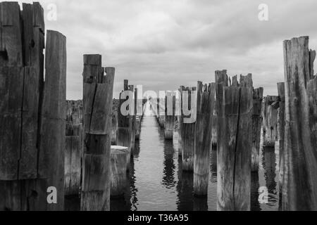 Molo Vecchio tralicci in bianco e nero Foto Stock