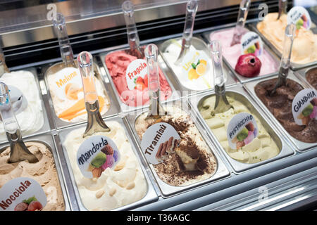 Tradizionale gelato artigianale gelato - melone, pistacchio, dado, tiramisù, limone, in vendita inTaormina, Sicilia, Italia Foto Stock