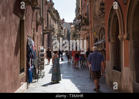 I turisti in scena di strada nella città di Taormina, Sicilia Est, Italia Foto Stock