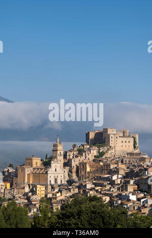 Il Castello di Caccamo e antica città di collina con architettura barocca nel nord della Sicilia, Italia Foto Stock