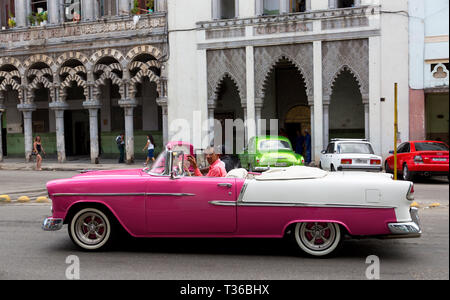 Rosa e Bianco 1955 Chevrolet Belair convertibile il pilotaggio street in Havana, Cuba Foto Stock