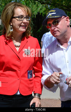 Ex congressista Gabby Gifford, e il suo ex astronauta marito, Mark Kelly, che corre per il Senato degli Stati Uniti, at Reid Park Zoo, Tucson, AZ, Stati Uniti d'America Foto Stock