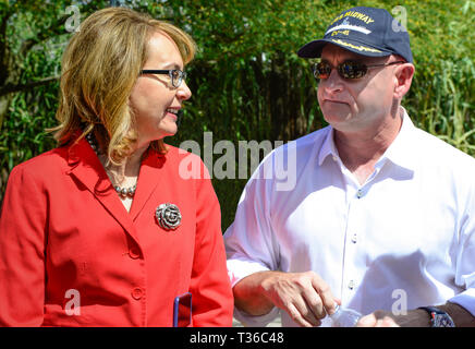L'ex congressuale Gabby Gifford e il suo ex marito dell'astronauta Mark Kelly, senatore statunitense dell'Arizona, al Reid Park Zoo di Tucson, Arizona, USA Foto Stock