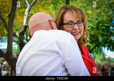 Whispering a ex congressista, Gabby Gifford, suo ex astronauta marito, Mark Kelly, è in esecuzione per il Senato degli Stati Uniti, Reid Park Zoo, Tucson, AZ, Foto Stock