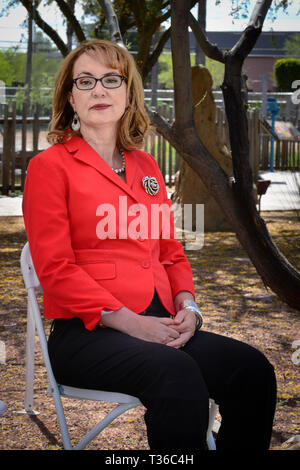 Ex noi congressista Gabby Gifford, ascolta il suo ex astronauta marito, Mark Kelly, che corre per il Senato degli Stati Uniti dare un discorso, Tucson, AZ Foto Stock