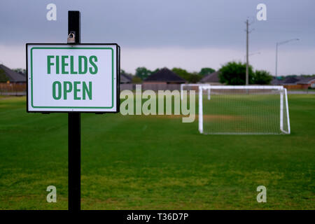 I campi di accesso aperto in corrispondenza di una gioventù campo di calcio su una cortina di nubi, Rainy day; College Station, Texas, Stati Uniti d'America. Foto Stock