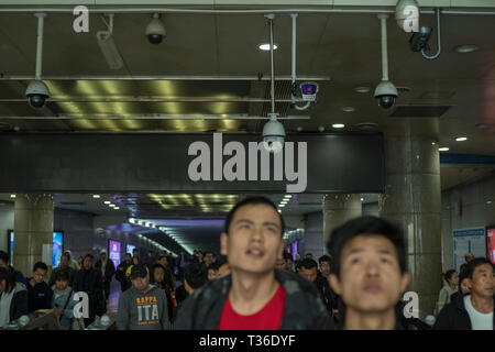 Il sistema di sicurezza con telecamere operanti all'uscita di una stazione ferroviaria di Nanchang, provincia di Jiangxi, Cina. 06-Apr-2019 Foto Stock