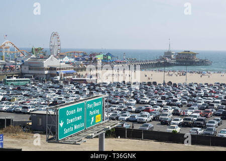 Santa Monica, CA / STATI UNITI D'America - 18 Luglio 2017: Un colpo che si affaccia su un intero lotto di parcheggio e il molo di Santa Monica e la spiaggia. Foto Stock