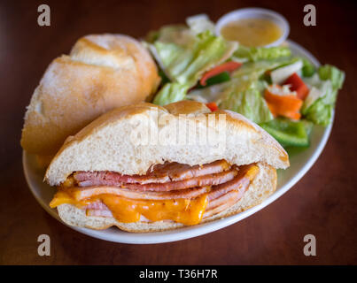 Il 'Oink', un peameal bacon sandwich da Paddington della pompa ristorante al Mercato di San Lorenzo a Toronto, Ontario, Canada. Foto Stock