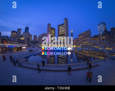 Una vista notturna del 3D TORONTO segno, Toronto City Hall (New City Hall), e Nathan Phillips Square nel centro cittadino di Toronto, Ontario, Canada. Foto Stock