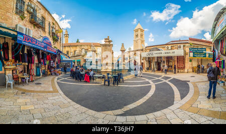 Piazza con fontana nel Muristan, famoso complesso nel quartiere cristiano di Gerusalemme Foto Stock