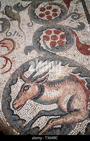 Famosi mosaici e mosaici di arte di animali dal Portico ovoidale a Villa Romana del Casale di Piazza Armerina, SICILIA, ITALIA Foto Stock