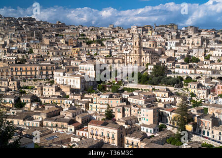 Antico colle città di Modica Alta e il Duomo di San Giorgio famoso per l'architettura barocca da Modica Bassa, Sicilia Foto Stock