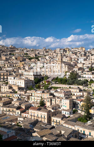 Antico colle città di Modica Alta e il Duomo di San Giorgio famoso per l'architettura barocca da Modica Bassa, Sicilia Foto Stock