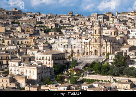 Antico colle città di Modica Alta e il Duomo di San Giorgio famoso per l'architettura barocca da Modica Bassa, Sicilia Foto Stock