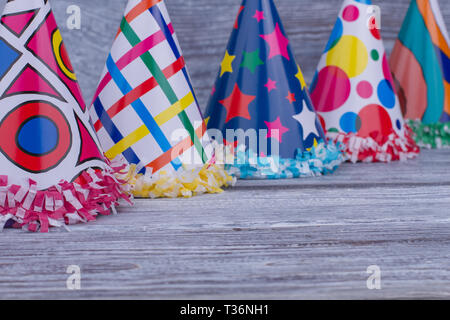 Tappi di festosa set. Festa di compleanno tappi su sfondo di legno con copia spazio. Splendida vacanza accessori. Foto Stock