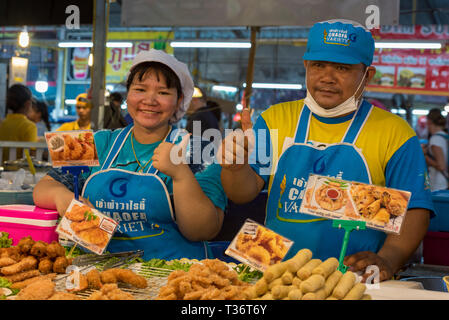 Un thai matura in un mercato alimentare in Phuket, Tailandia Foto Stock