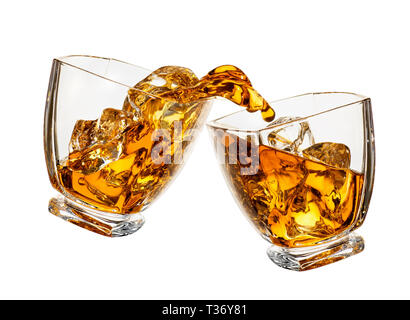 Bicchieri di whiskey rendendo toast con spruzzi isolati su sfondo bianco Foto Stock