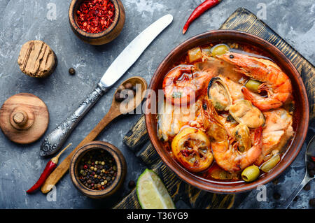 Cucina tailandese tradizionale.Tom Yum Goong.piccante Zuppa di gamberetti.ingredienti per la zuppa tailandese Foto Stock