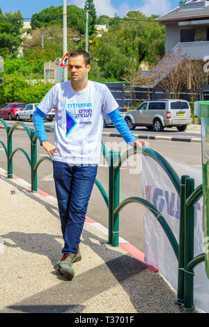 Haifa, Israele - 05 Aprile 2019: attivista politico in Ziv quadrato, 4 giorni prima delle elezioni del 2019, a Haifa, Israele Foto Stock