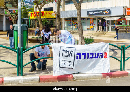 Haifa, Israele - 05 Aprile 2019: attivisti politici e di altre persone in piazza Ziv, 4 giorni prima delle elezioni del 2019, a Haifa, Israele Foto Stock