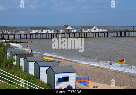 Vista della spiaggia e molo Southwold località balneare nel Suffolk, Regno Unito Foto Stock