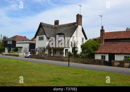 Case sul verde villaggio in Walberswick, vicino Southwold, Suffolk, Regno Unito Foto Stock