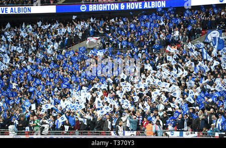 Tifosi durante la partita semifinale della fa Cup tra Brighton & Hove Albion e Manchester City allo Stadio di Wembley . 6 aprile 2019 Foto Simon Dack / Telephoto immagini. Solo per uso editoriale. Nessun merchandising. Per le immagini di calcio si applicano le restrizioni di fa e Premier League inc. Nessun utilizzo di Internet/cellulare senza licenza FAPL - per i dettagli contattare Football Dataco Foto Stock