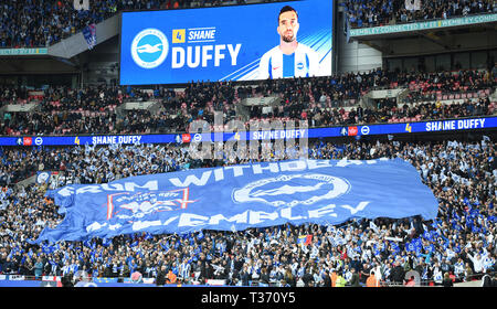 Tifosi Brighton prendere in consegna il lato ovest dello stadio durante la FA Cup Semi Final match tra Brighton & Hove Albion e il Manchester City a Wembley Stadium . 6 aprile 2019 solo uso editoriale. No merchandising. Per le immagini di calcio FA e Premier League restrizioni si applicano inc. no internet/utilizzo mobile senza licenza FAPL - per i dettagli contatti Football Dataco Foto Stock