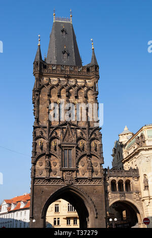 Torre della Polvere a Praga, Cechia, tardo gotico, precedentemente town gate utilizzato come un negozio di polvere da sparo. Foto Stock