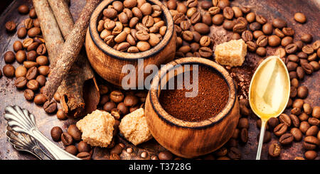 Il caffè torrefatto in grani e macinato.scuro arrosto caffè macinato Foto Stock