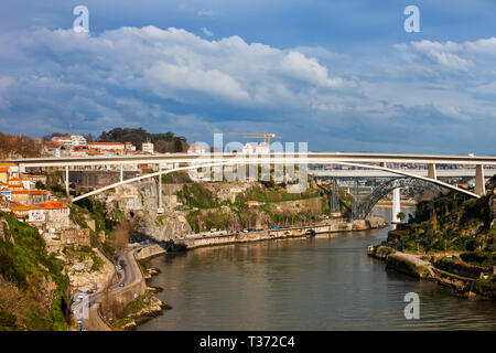 Fiume Douro a Porto, Portogallo, Infante D. Henrique ponte con 280 metri di arco. Foto Stock