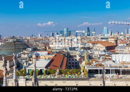 Milano skyline della città foto scattata da Cattedrale-basilica della Natività di Santa Maria, Italia Foto Stock