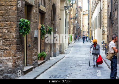 Piante pendenti linea a Firenze, Toscana, Italia street. Foto Stock