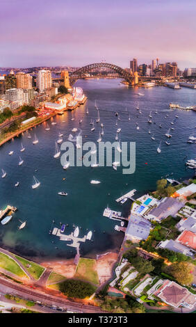 Superficie di Lavender Bay sul porto di Sydney coperti da floating yachts intorno i moli, pontili e marina in vista del Ponte del Porto di Sydney e principali Foto Stock