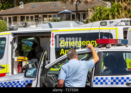 Nuovo Galles del Sud funzionario di polizia si presentò da auto della polizia e della salute ambulanza a Palm Beach,Sydney , Australia Foto Stock