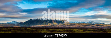 Bellissima vista panoramica delle montagne islandese a Thingvellir National Park. Foto Stock