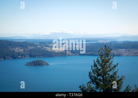 Vista la Saanich Inlet e Penisola Saanich dal punto di vista Malahat sull'autostrada Malahat. Mount Baker sorge nella distanza. Foto Stock