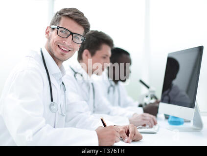 Il gruppo di medici condurre studi di laboratorio Foto Stock