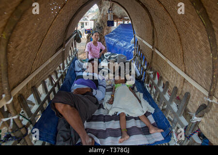 I viaggiatori in un oxcart al Vesak luna piena festa per celebrare il compleanno di Buddha a Shwe Yin Pagoda Maw, vicino a Thazi, Myanmar (Birmania) Foto Stock