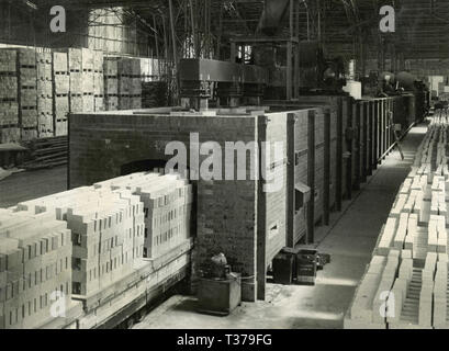 Fabbrica di mattoni: all'interno del forno Filippi, Castelnuovo Magra, Italia degli anni cinquanta Foto Stock