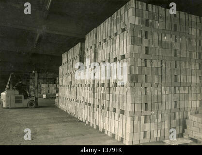 Fabbrica di mattoni a forno Filippi: mattoni impilati pronti per essere venduti, Castelnuovo Magra, Italia degli anni cinquanta Foto Stock