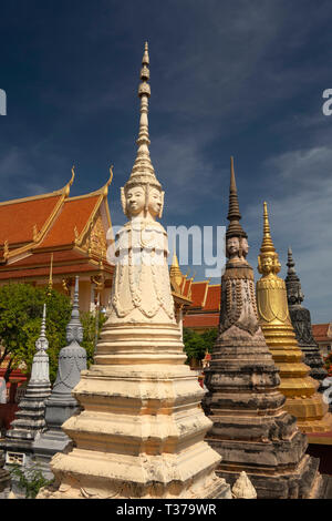 Cambogia, Kampong (Kompong Cham), Wat Dei Doh, monastero Buddista, dipinto e dorato di fronte quattro stupa Foto Stock