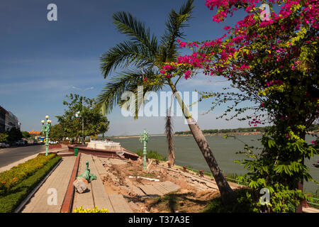 Cambogia, Kampong (Kompong Cham), il fiume Mekong lungofiume, danno di erosione al percorso di argine Foto Stock